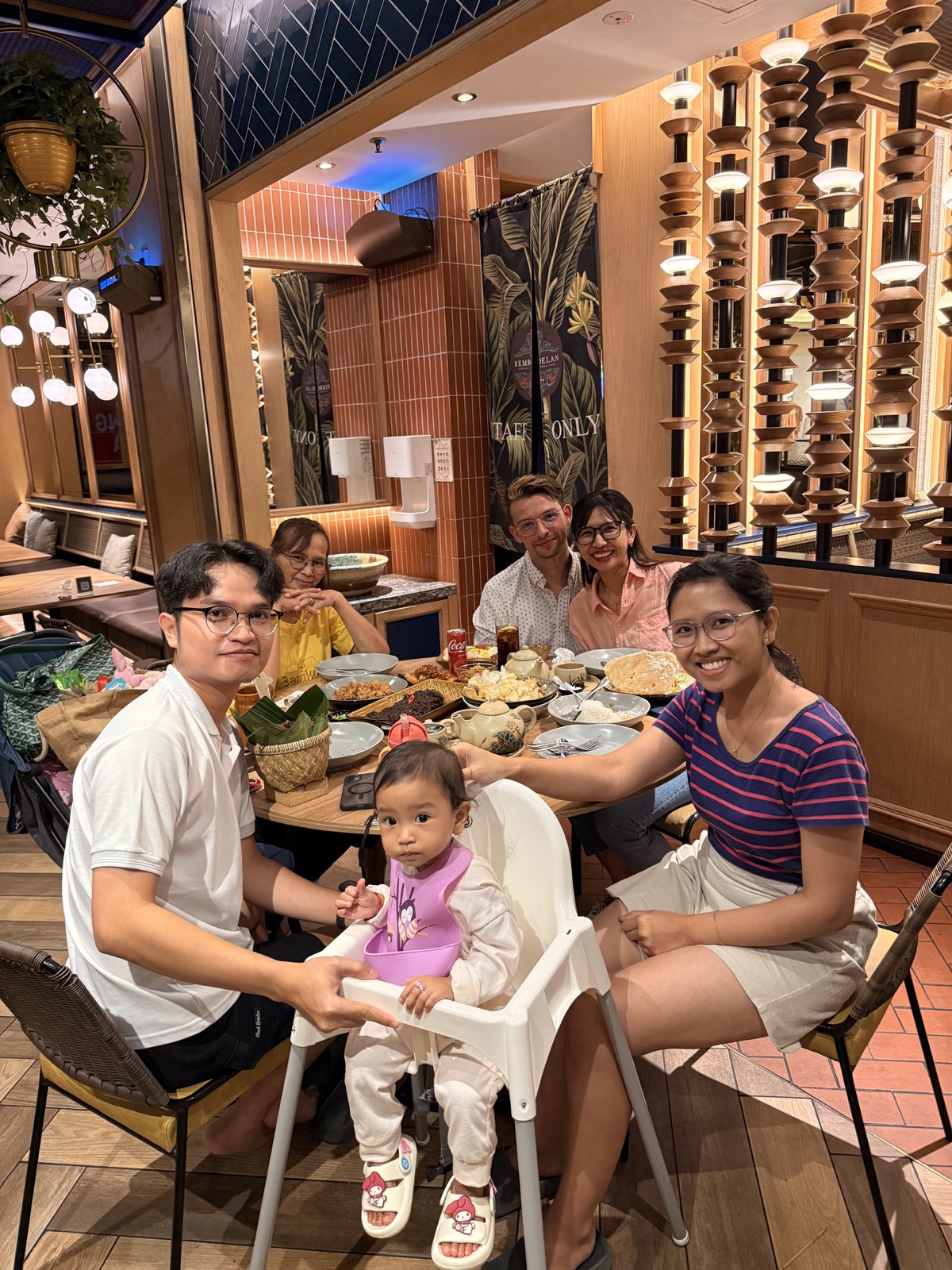 Adrien, Luci et la famille de Luci réunis autour d’un repas à Jakarta