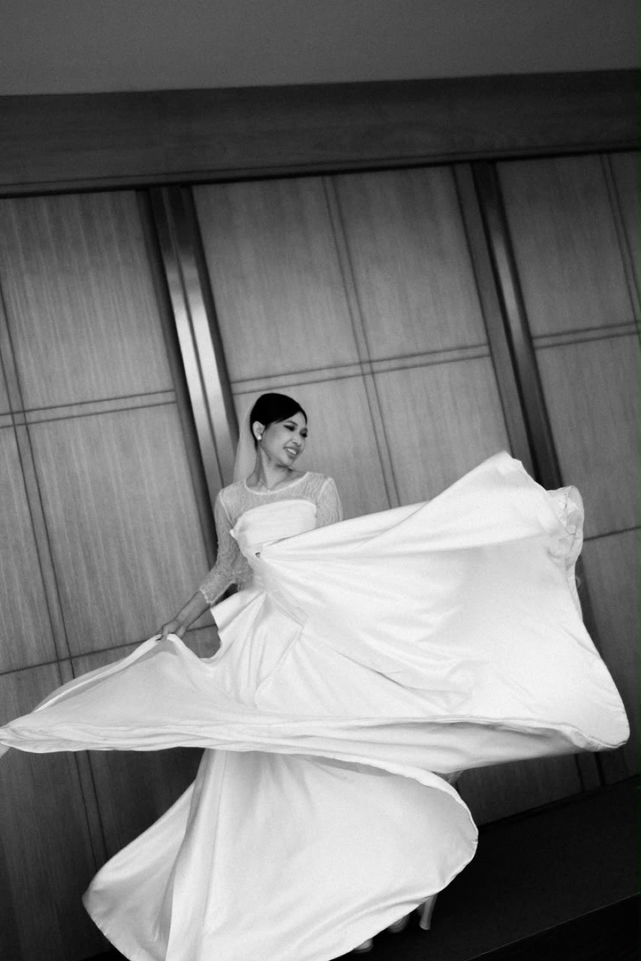 Luci dansant dans sa robe de mariée en noir et blanc