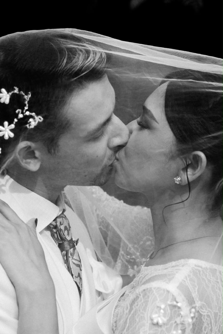 Luci et Adrien s’embrassant sous le voile