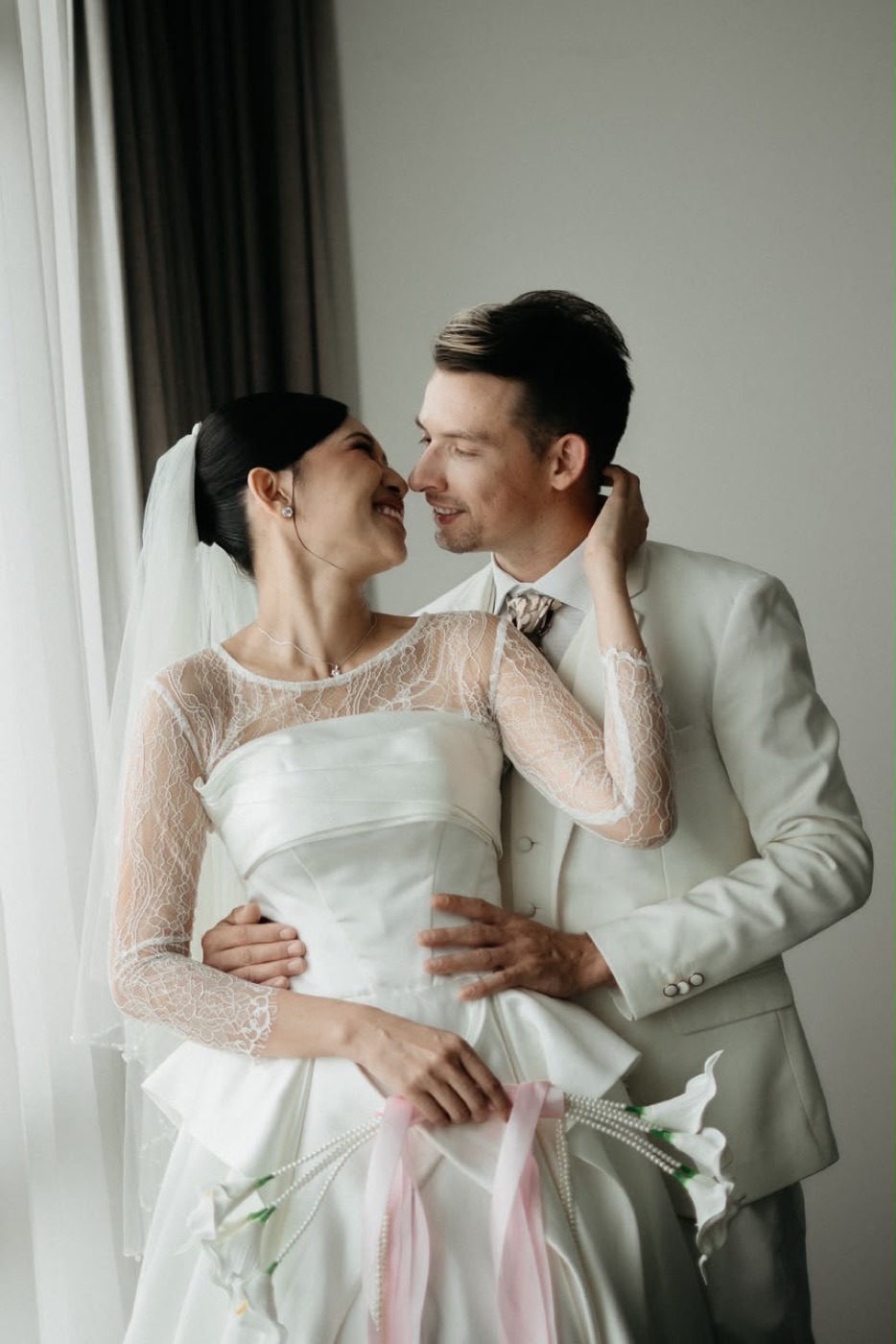 Luci et Adrien souriant l’un à l’autre
