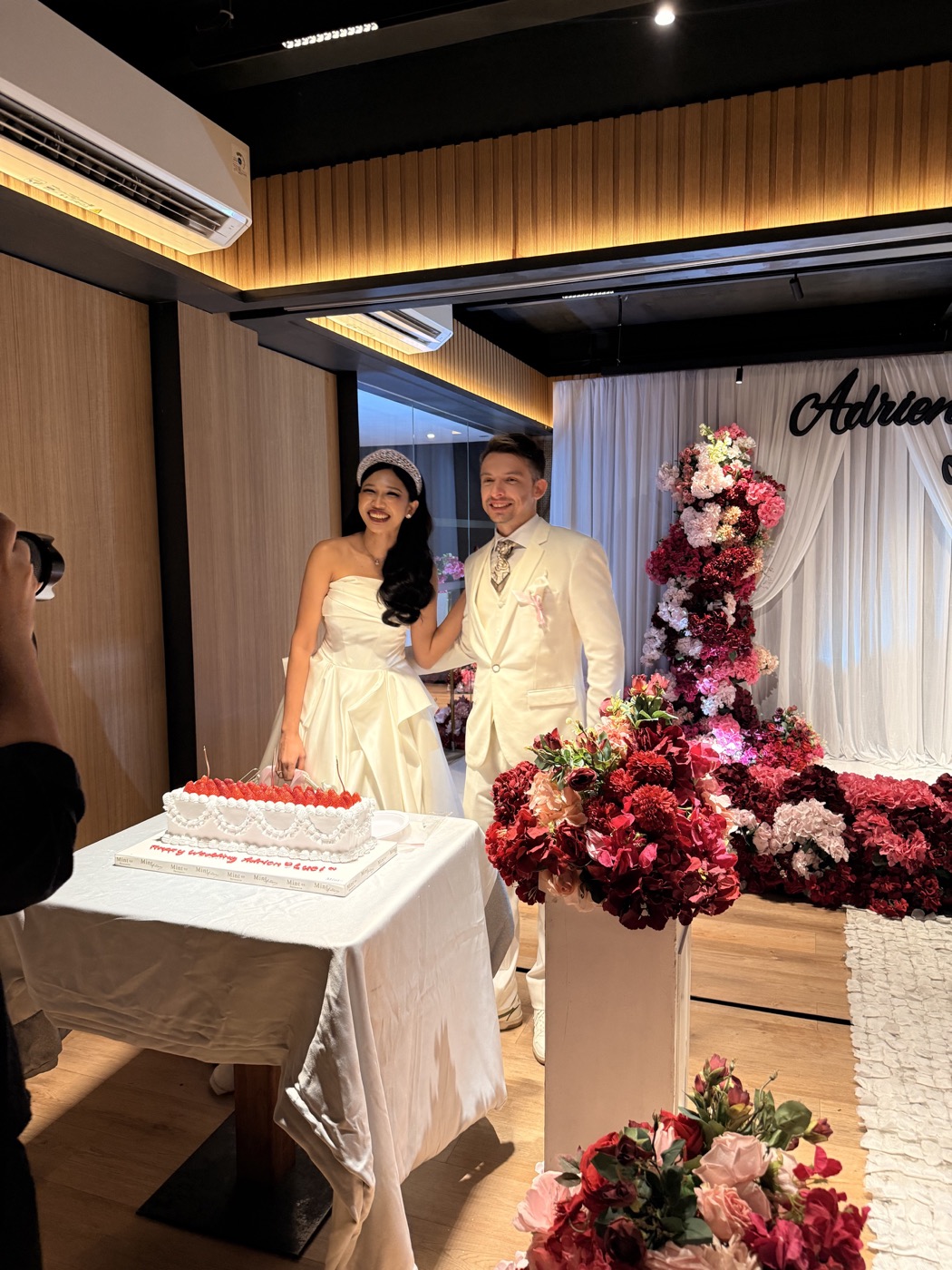 Luci et Adrien entourés des fleurs de leur réception
