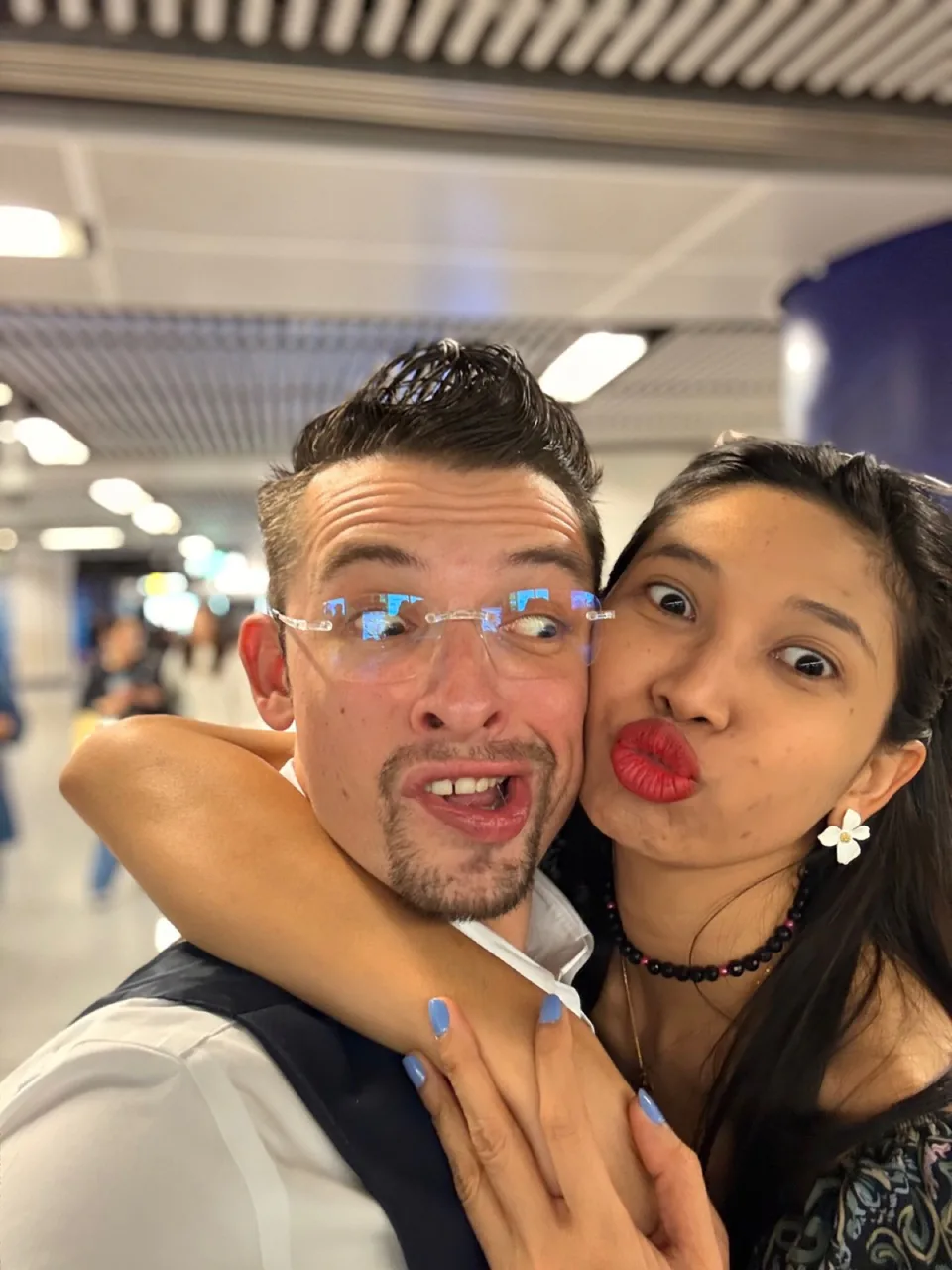 Luci et Adrien lors de leurs retrouvailles à Hong Kong