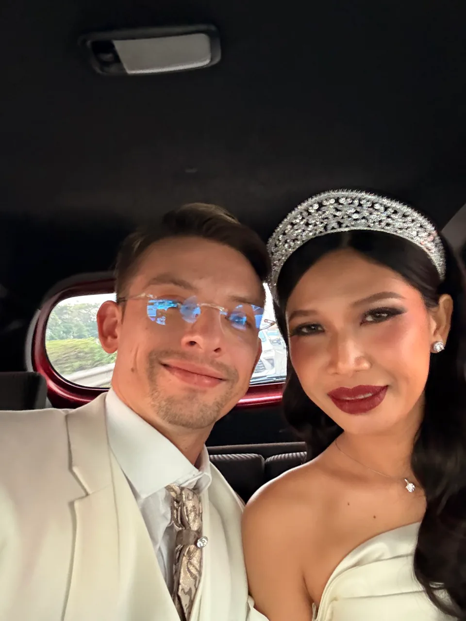 Selfie de Luci et Adrien dans la voiture le jour de leur mariage