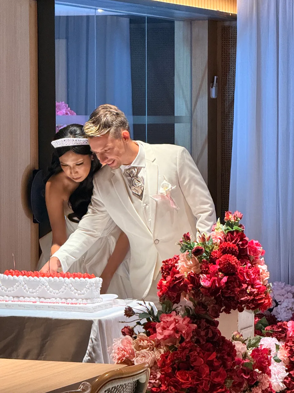 Luci et Adrien coupant leur gâteau de mariage